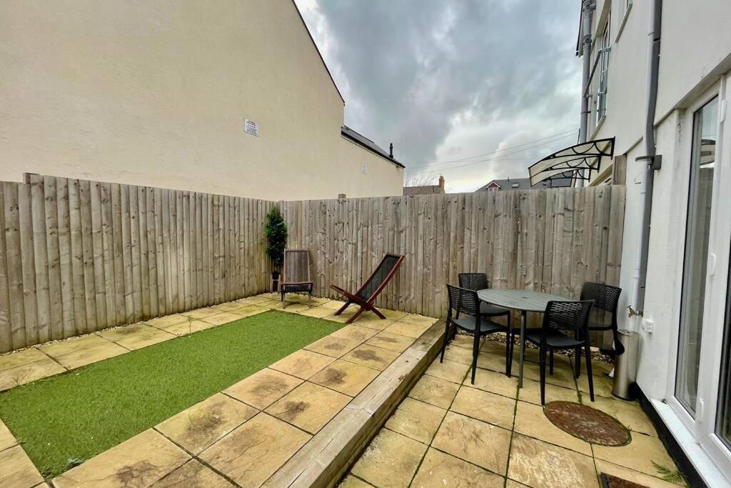 Stylish Modern Two Bedroom Apartment With Garden Cardiff Dış mekan fotoğraf